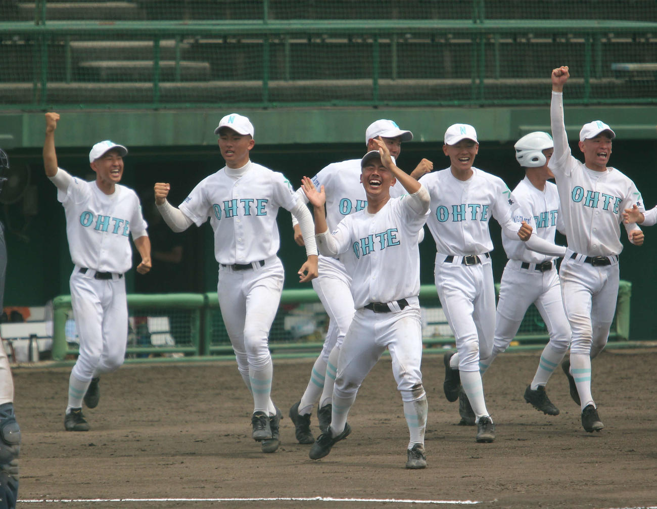 長岡工対長岡大手　延長10回、サヨナラ勝ちに笑顔で飛び出してくる長岡大手ナイン