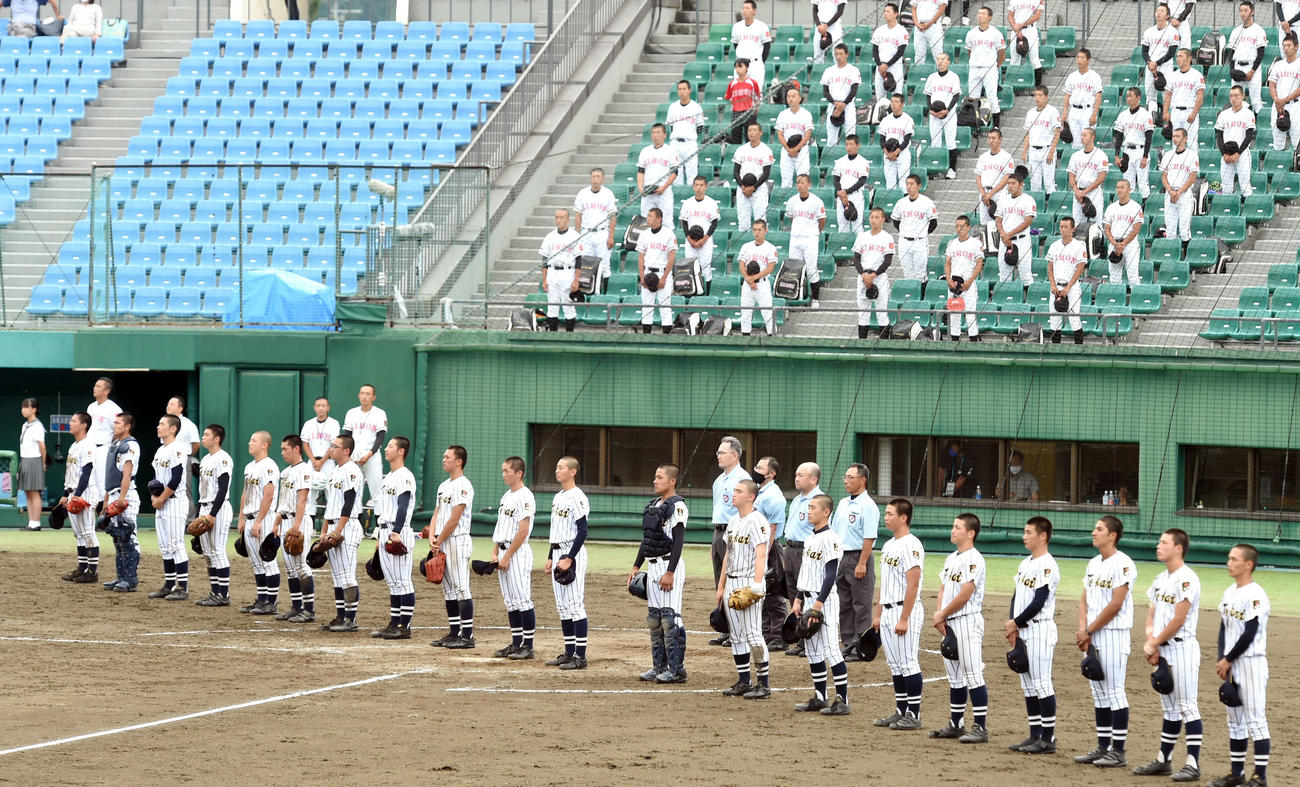 東海大山形対日大山形　試合に勝利し、整列する東海大山形の選手たち（撮影・相沢孔志）