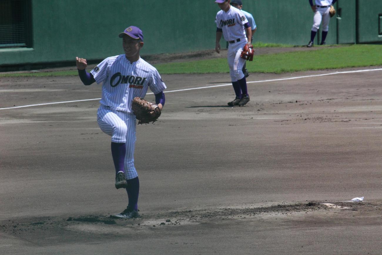 大島海洋国際対大森学園　9奪三振の大森学園・工藤はガッツポーズ（撮影・玉置肇）