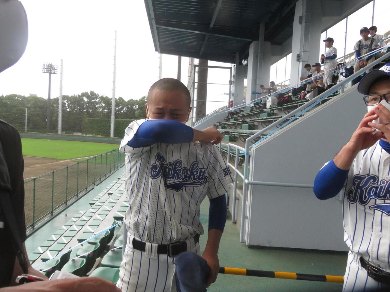 大島海洋国際対大森学園　試合後、泣きじゃくる大島海洋国際・小林（撮影・玉置肇）
