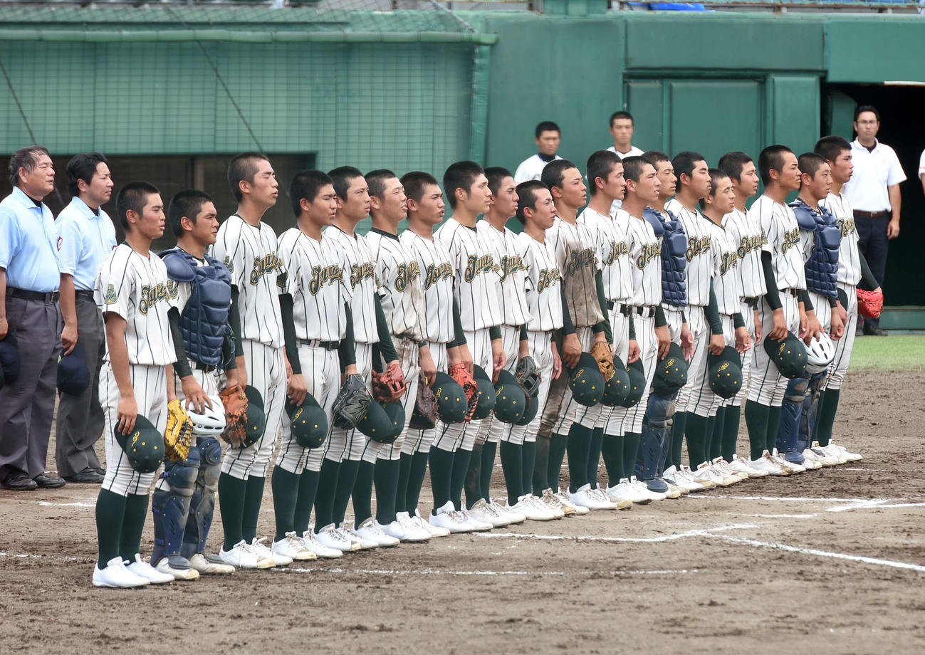 鶴岡東対山形中央　試合に勝利し、整列する鶴岡東の選手たち（撮影・相沢孔志）