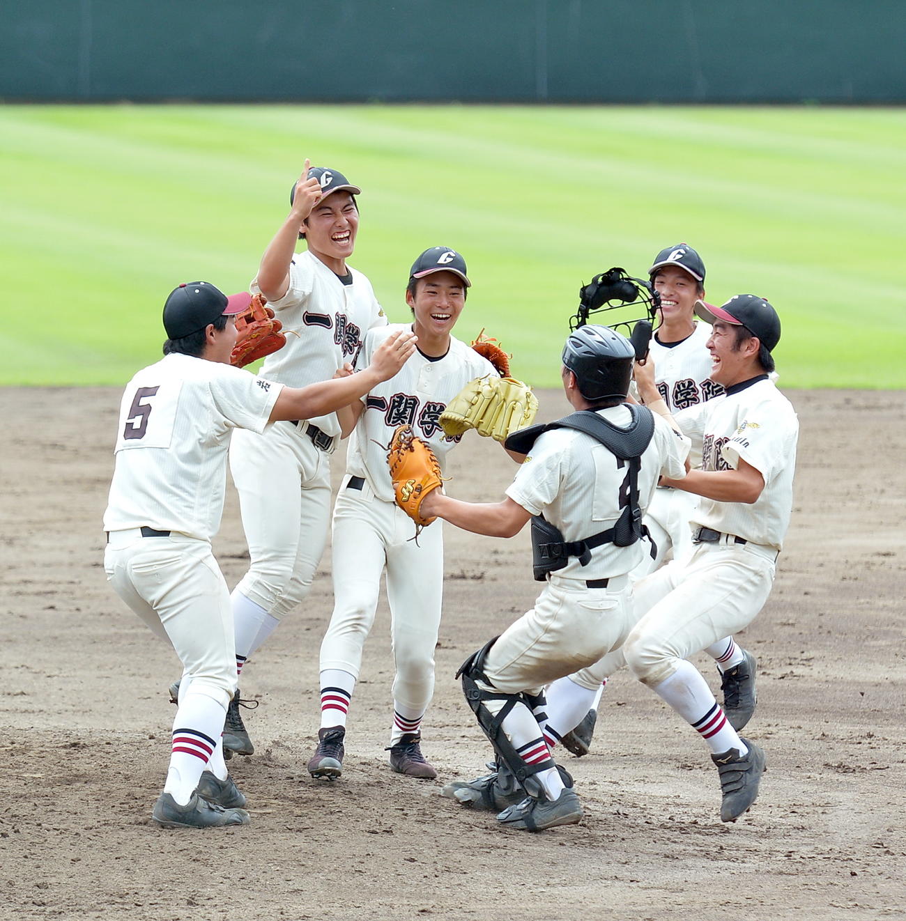 一関学院対盛岡大付　好投の小綿（中央）を中心に歓喜の輪を作る一関学院の選手たち（撮影・鎌田直秀）