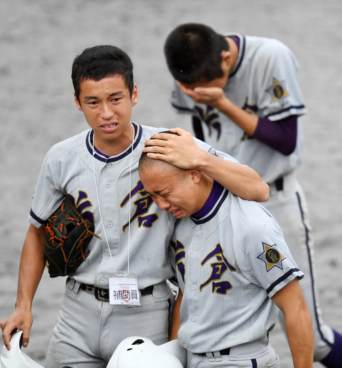 聖パウロ学園対片倉　聖パウロ学園に敗れ悔し涙を流す片倉ナイン（撮影・横山健太）