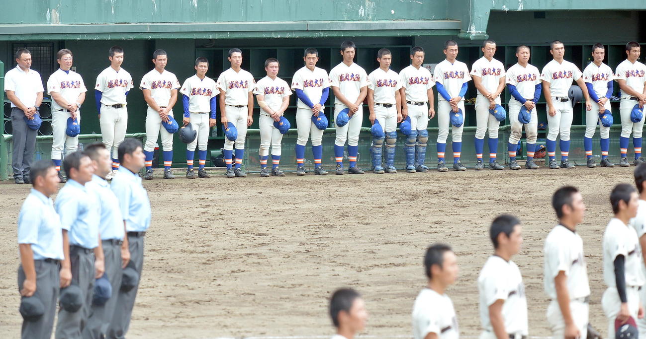 一関学院対盛岡大付　敗戦後、ベンチ前で相手の校歌を聴く盛岡大付の選手たち（撮影・鎌田直秀）
