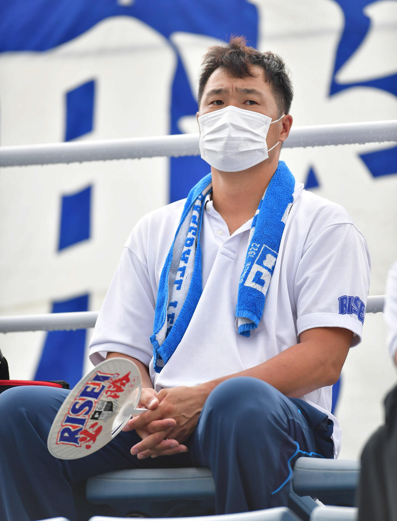 履正社対四條畷　関本勇輔の出場する履正社の試合を観戦する元阪神の関本賢太郎氏（撮影・岩下翔太）