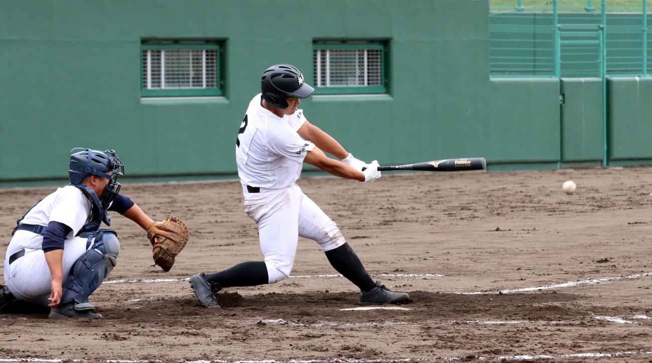 浦河対鵡川　先制打を含む2安打2打点と気を吐いた鵡川の佐々木隼捕手（撮影・永野高輔）