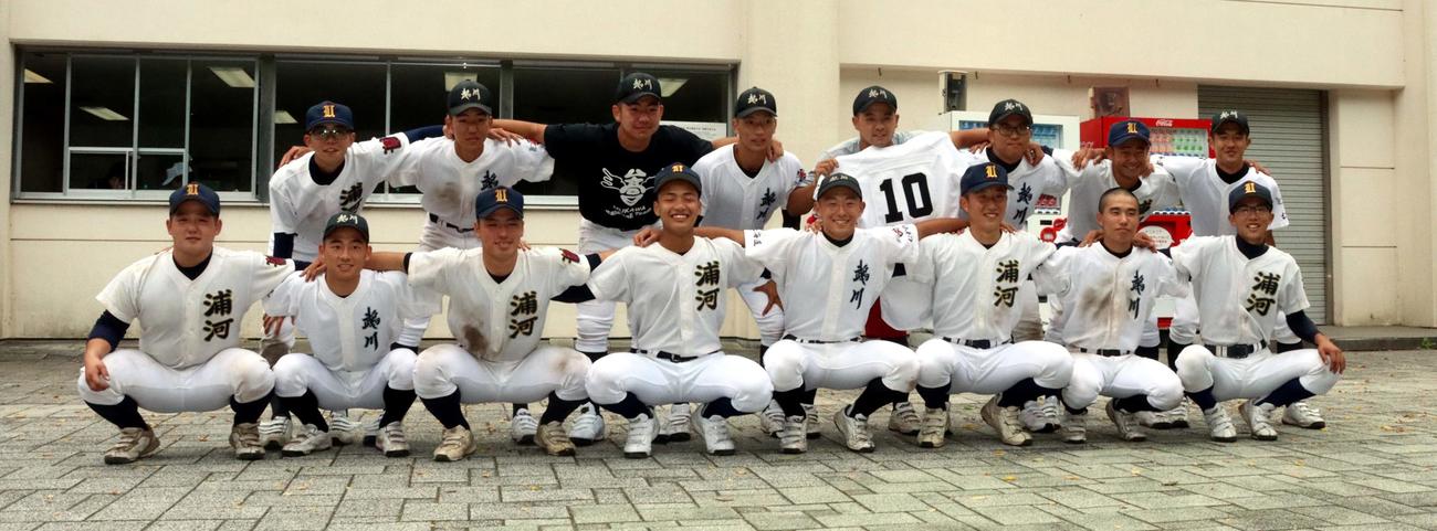 浦河対鵡川　試合後、笑顔で肩を組む鵡川と浦河の選手たち（撮影・永野高輔）
