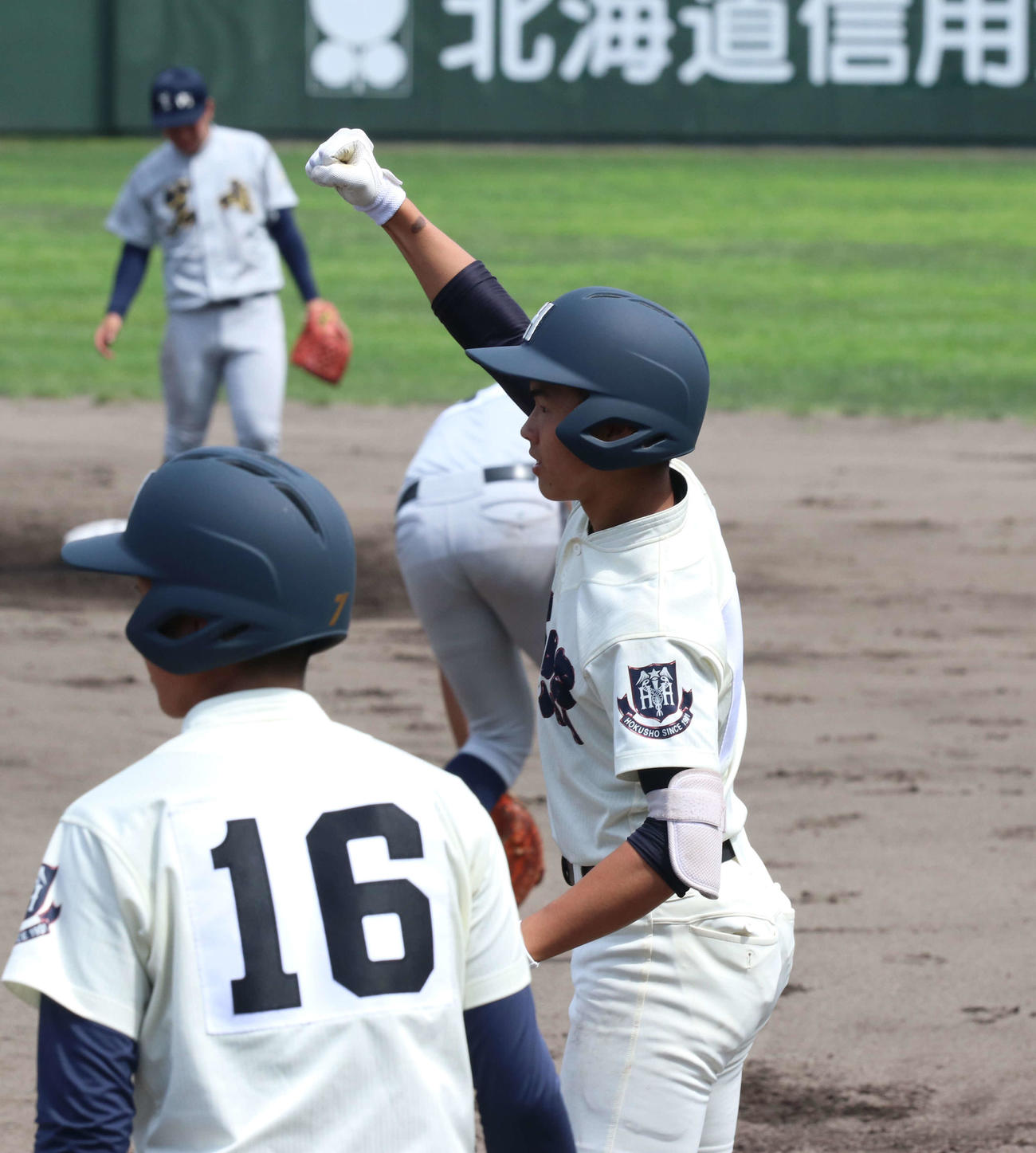 岩内対北照　1回裏北照2死二、三塁、坂本は中前2点適時打を放ち、塁上でガッツポーズ（撮影・浅水友輝）