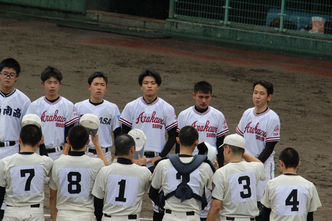 荒川商・葛西南・つばさ総合対国学院　試合前整列する荒川商の4人。後方左2人目から菅野、1人おいて輪島、高木、広瀬（撮影・玉置肇）