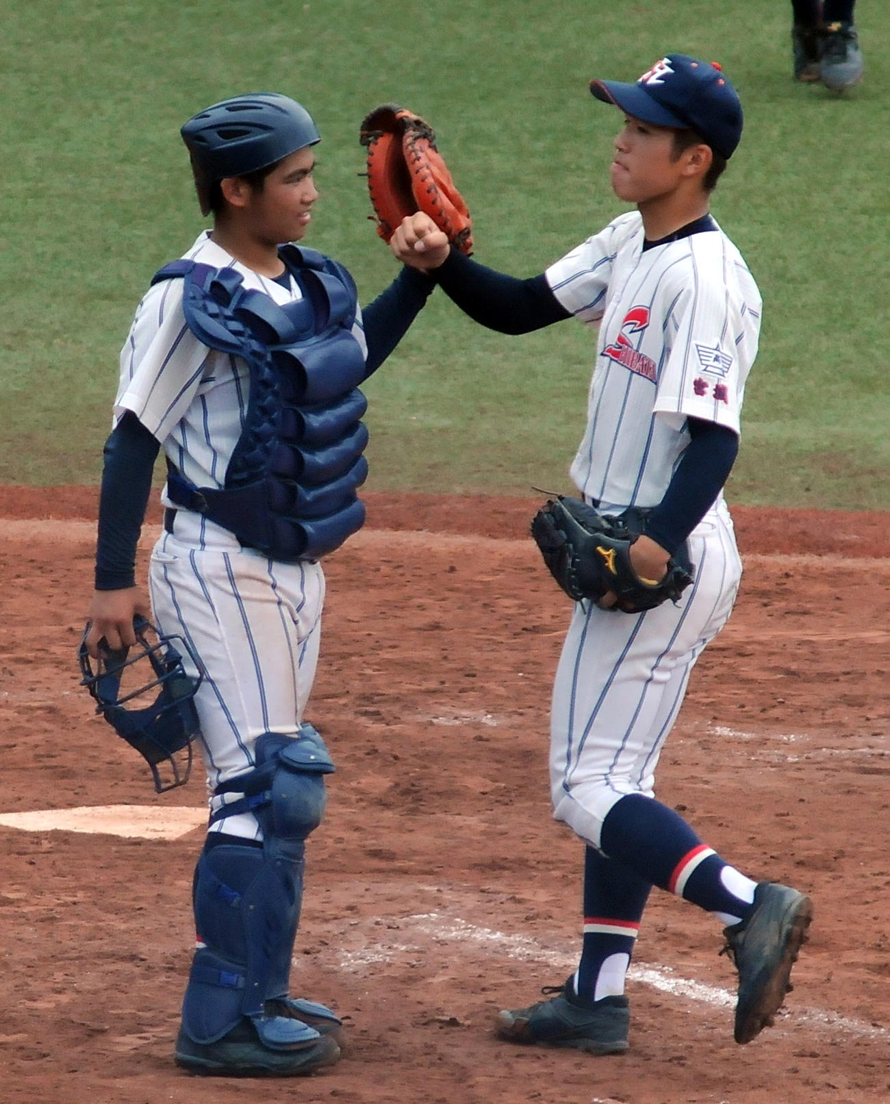 柴田対東北学院　3年連続の8強進出を決めた柴田は古山（右）と阿部捕手がタッチを交わす