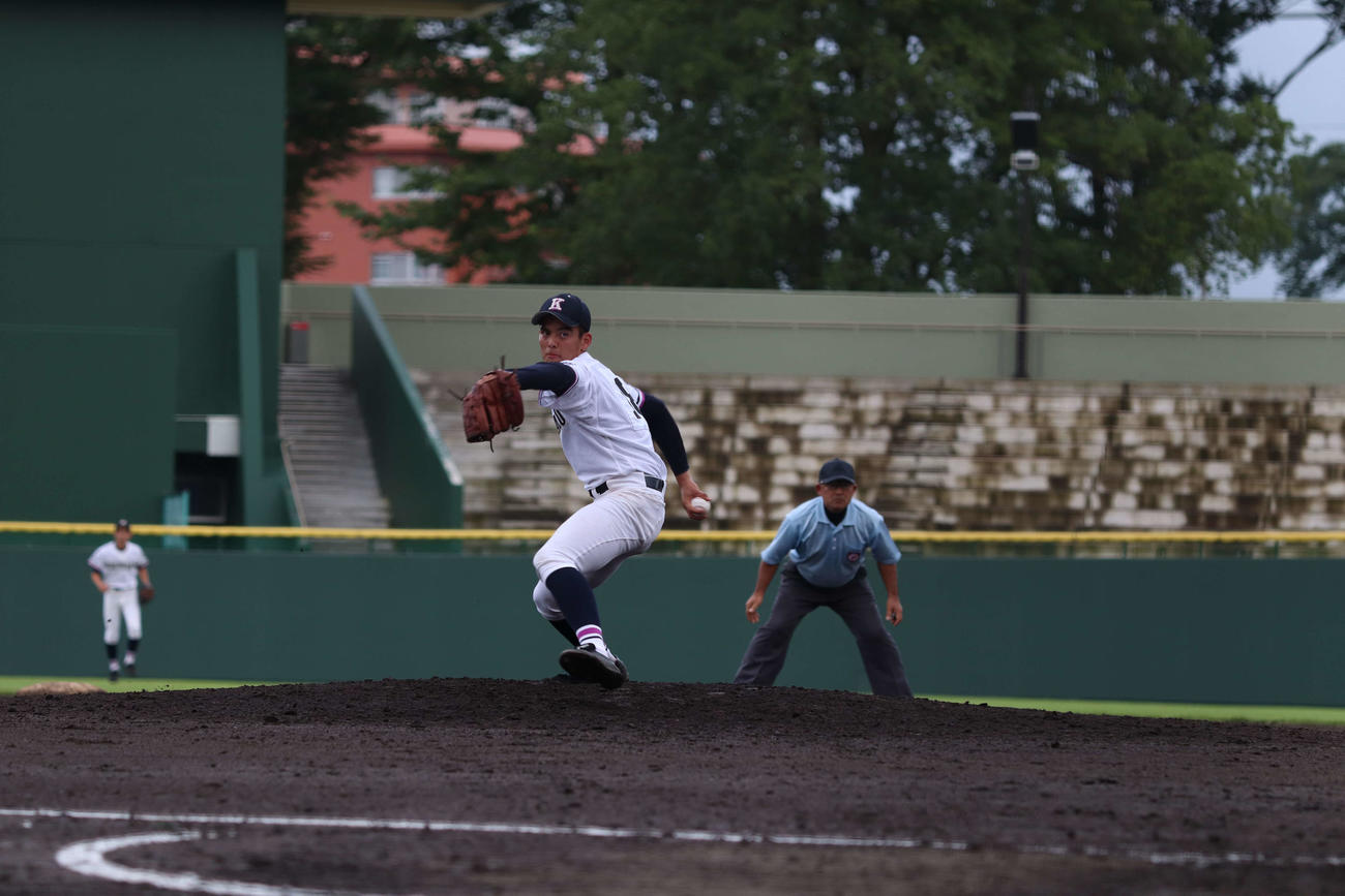 公式戦初登板を果たした国学院栃木のシャピロ・マシュー一郎（撮影・沢田直人）