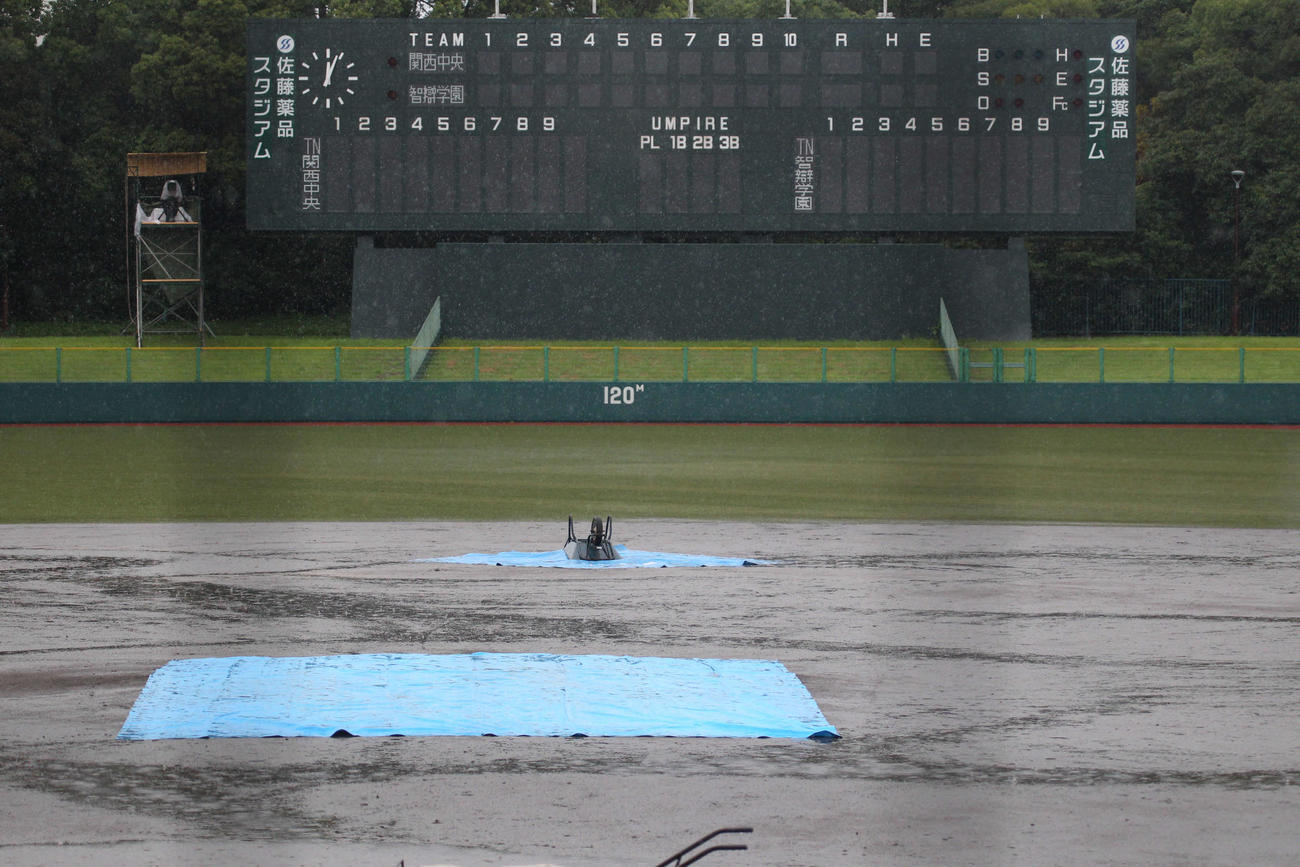降雨のため中止となった関西中央対智弁学園（撮影・佐藤妙月）