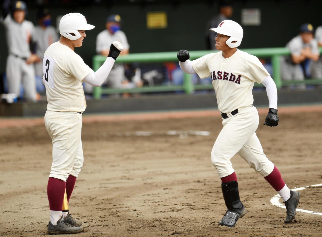 早実対八王子学園八王子　4回表早実無死、左越え本塁打を放ちチームメートとエアタッチを交わす清宮（右）（撮影・横山健太）