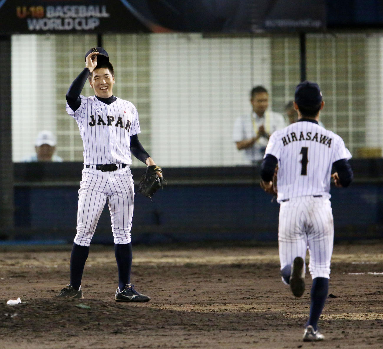 15年9月、U18野球W杯カナダ戦で完投勝利を飾り、笑顔を見せる佐藤世那。右は平沢大河
