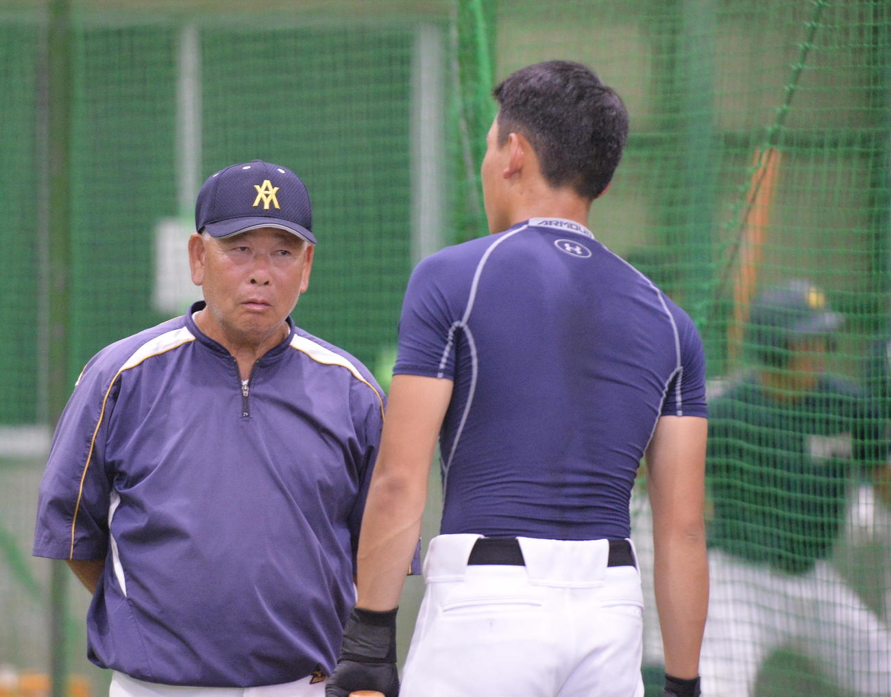 選手にアドバイスを送る渋谷前監督（左）（撮影・佐藤究）　