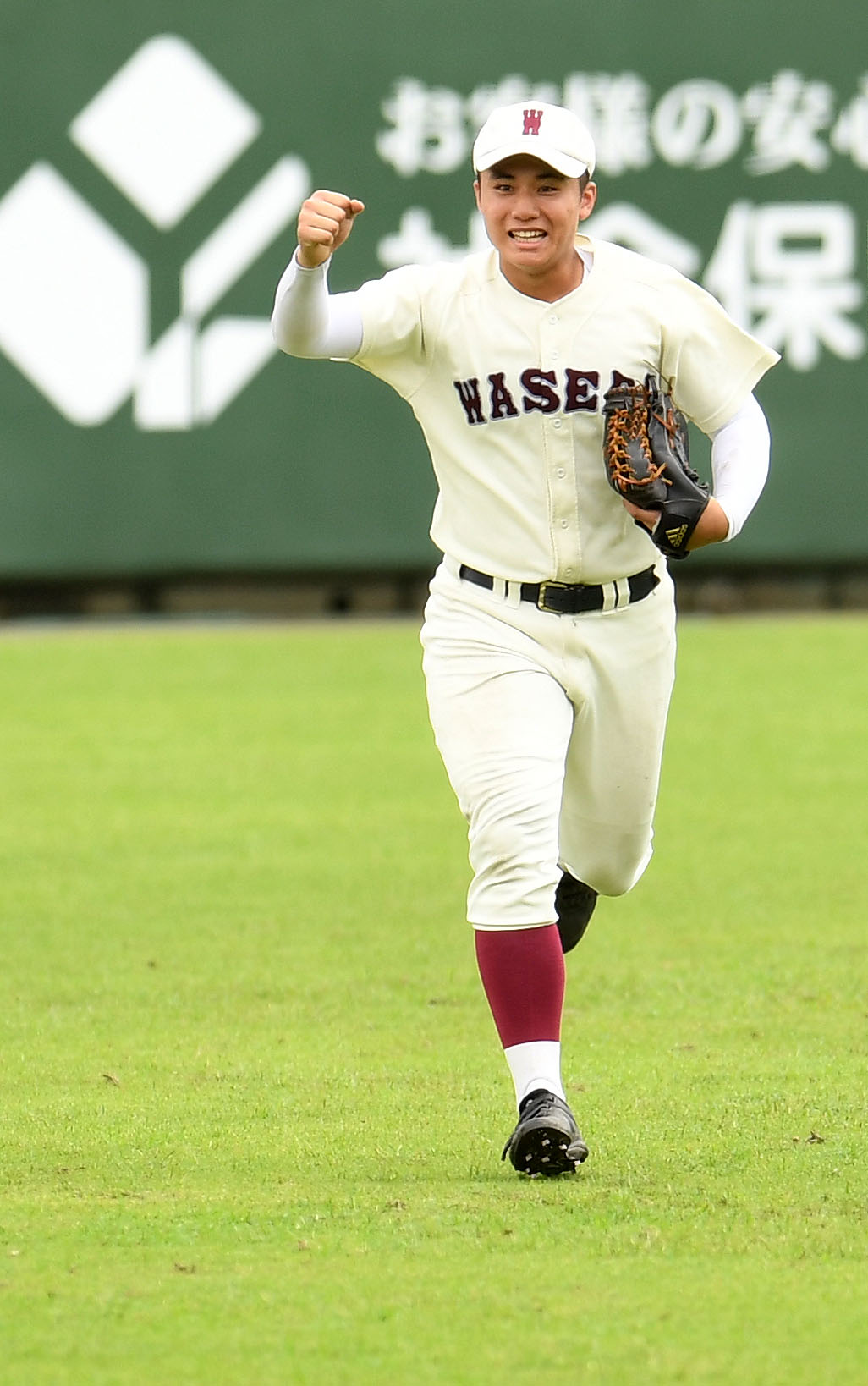 早実対八王子学園八王子　八王子学園八王子に勝利し、笑顔でガッツポーズする早実・清宮（撮影・横山健太）
