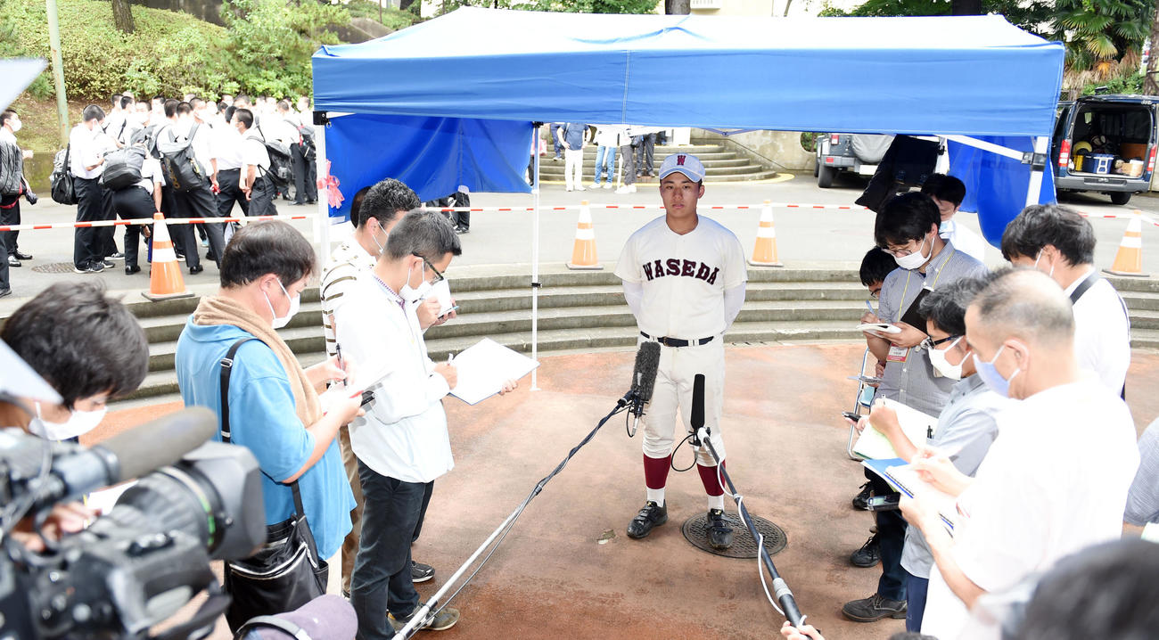 早実対八王子学園八王子　試合後、報道陣に囲まれる早実・清宮（撮影・横山健太）