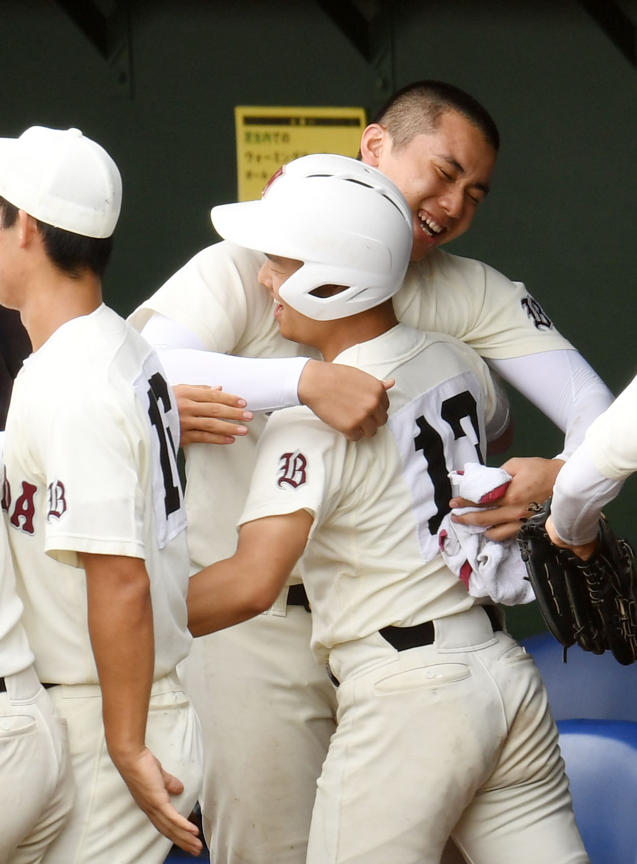 早実対八王子学園八王子　9回表早実2死一塁、北村の左越え2点本塁打で逆転しチームメートと抱き合って喜ぶ清宮（奥）（撮影・横山健太）