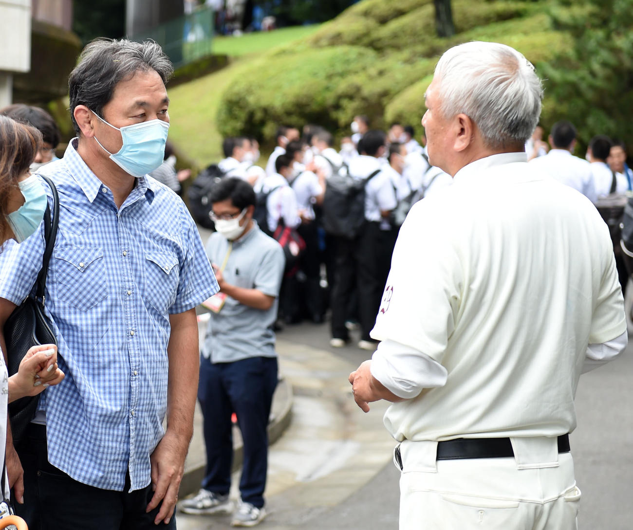 早実対八王子学園八王子　会話を交わす清宮克幸（左）と早実・和泉監督（撮影・横山健太）