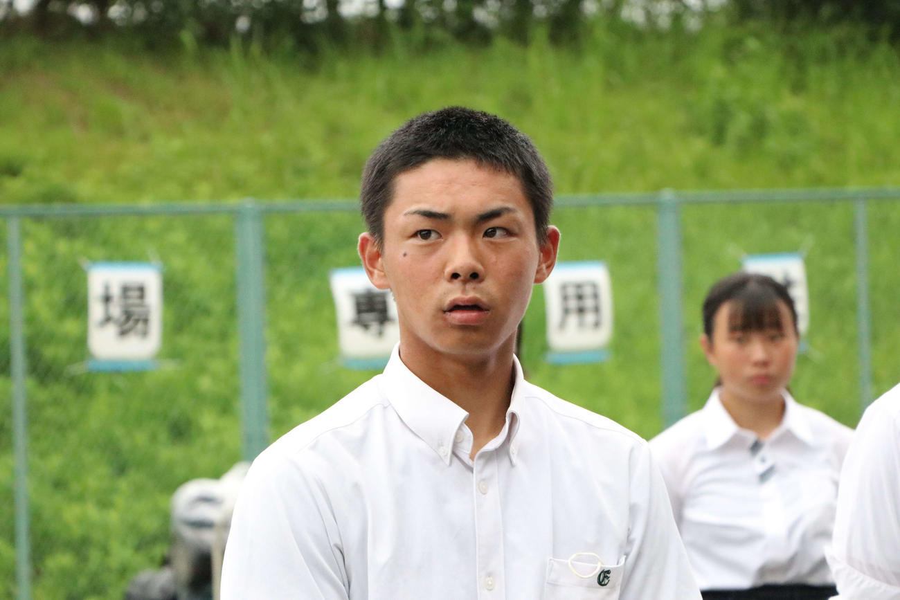 試合後後輩たちに語りかける大阪園芸・福森主将（撮影・南谷竜則）
