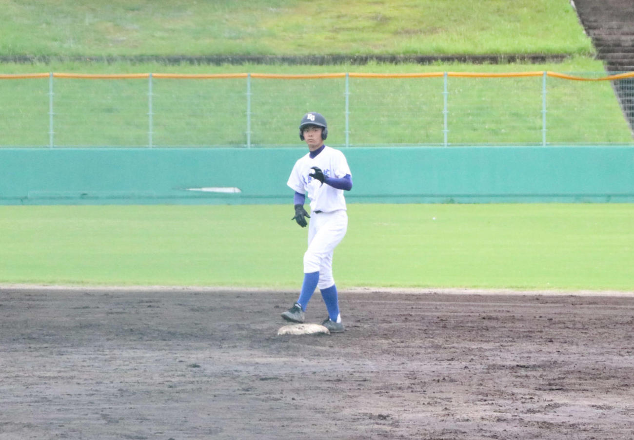 4回表二塁打を放った大阪園芸・福森主将（撮影・南谷竜則）