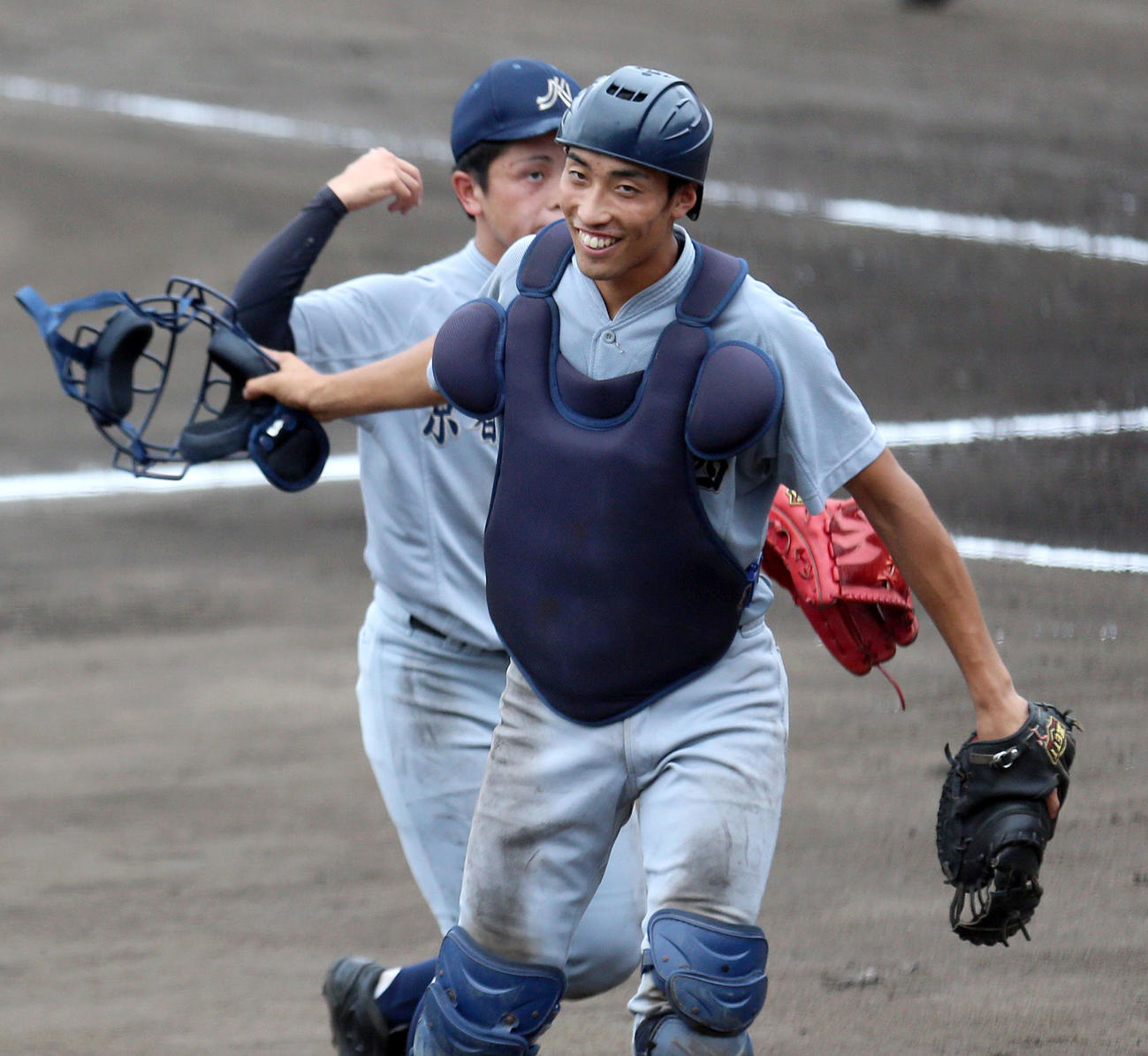洛西対京都外大西　5回表洛西2死二、三塁、ピンチを切り抜け笑顔で引きあげる京都外大西・山下（撮影・上山淳一）