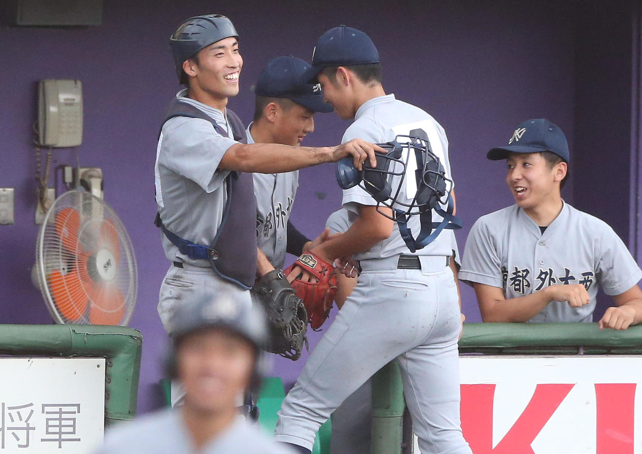 洛西対京都外大西　2回表を0点で切り抜けベンチ前で笑顔を見せる京都外大西・山下（左）（撮影・上山淳一）