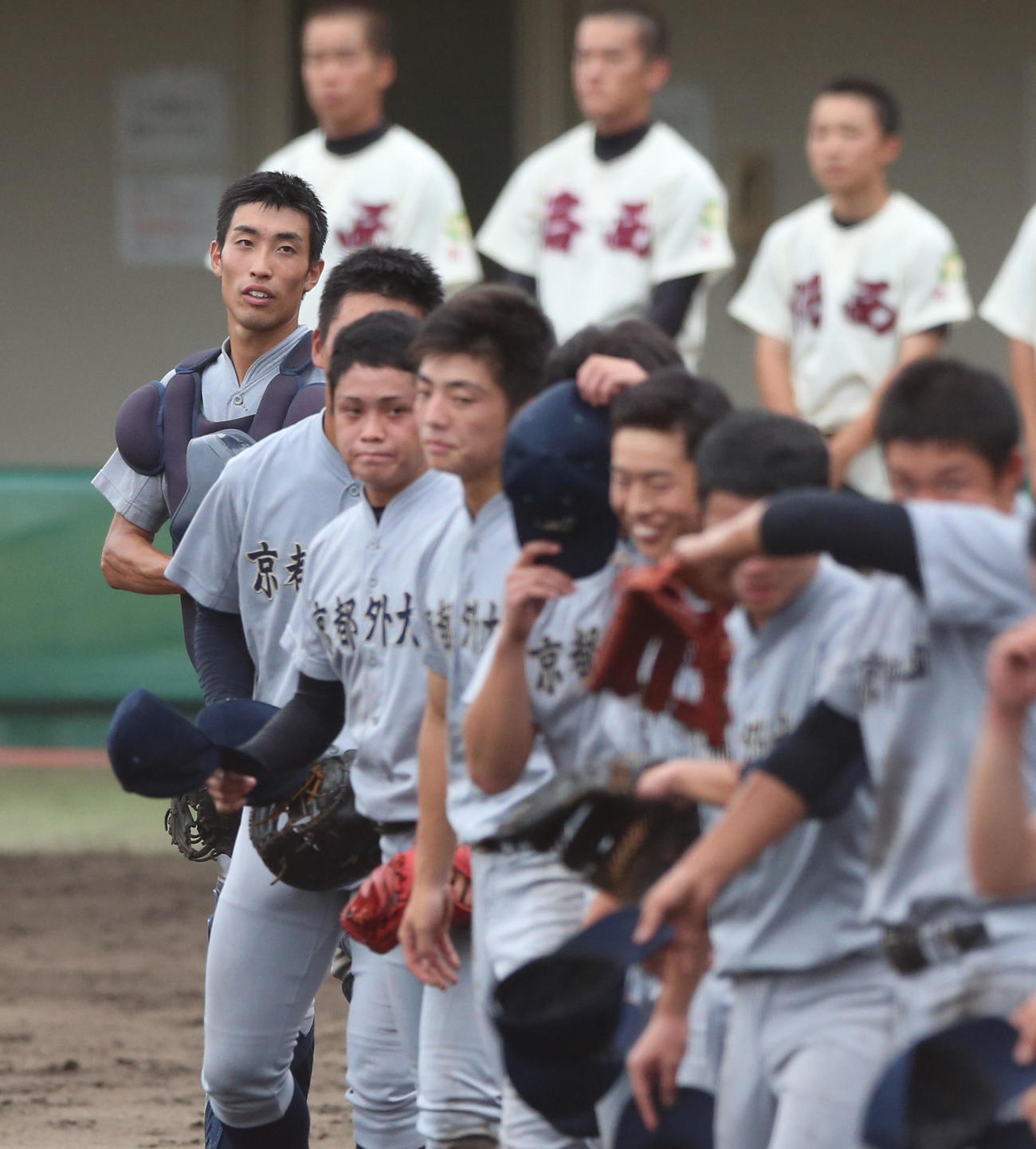 洛西対京都外大西　洛西に勝利し、校歌を歌い応援席に向かう京都外大西・山下（左）らナイン（撮影・上山淳一）