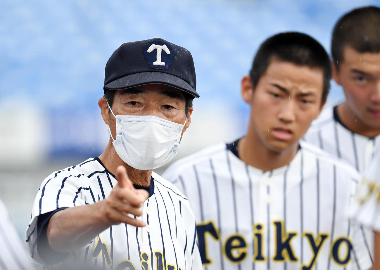目黒学院対帝京　ナインに指示を出す帝京・前田監督（撮影・横山健太）
