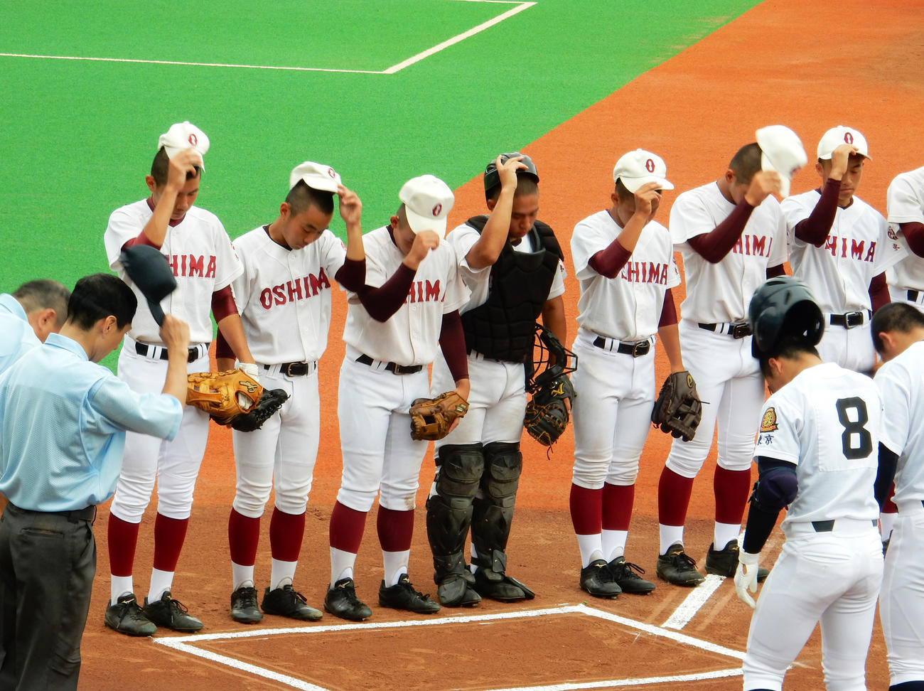 わずか12人での出陣となった大島ナインは、元気よくあいさつして球場をあとにした（撮影・米谷輝昭）
