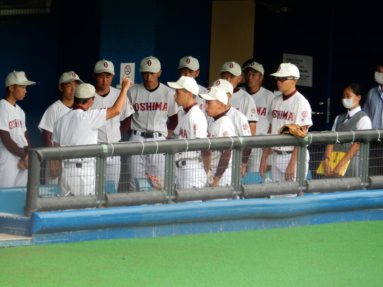 大島ナインは試合前、天野監督（左から3人目）からのアドバイスに聞き入る（撮影・米谷輝昭）