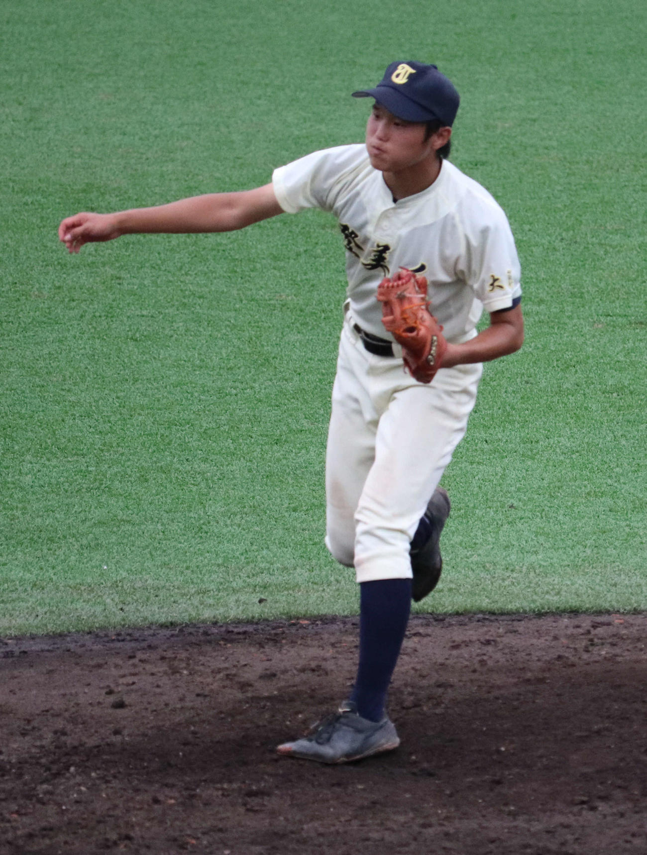 登美丘対大商大高　ピンチの場面で三振に打ち取る登美丘・山口