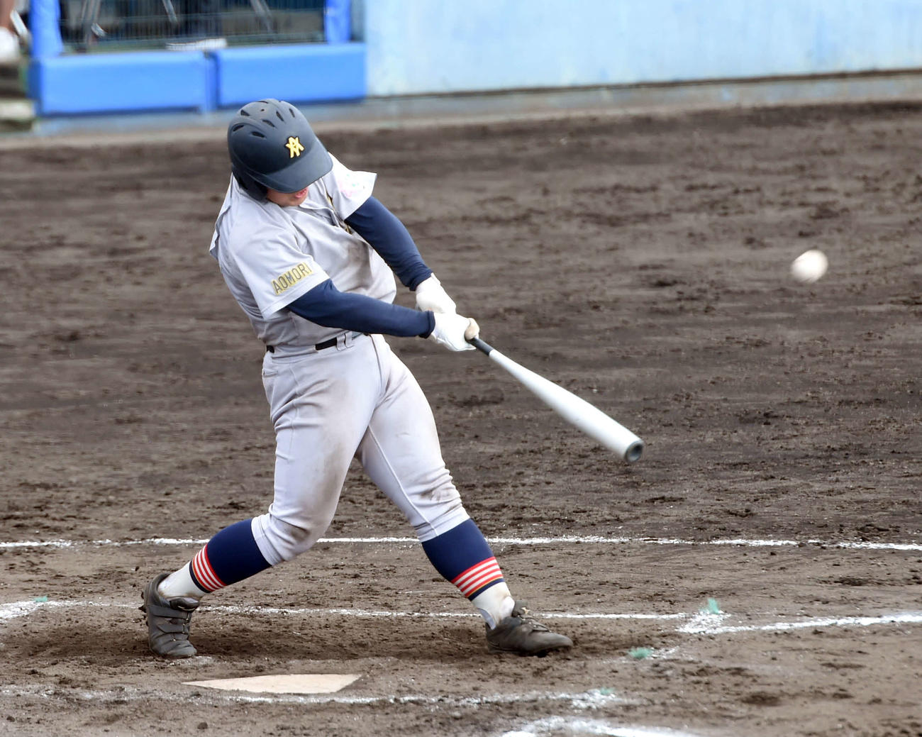 八戸学院光星対青森山田　7回裏青森山田無死、左越えに勝ち越し本塁打を放つ平野（撮影・相沢孔志）