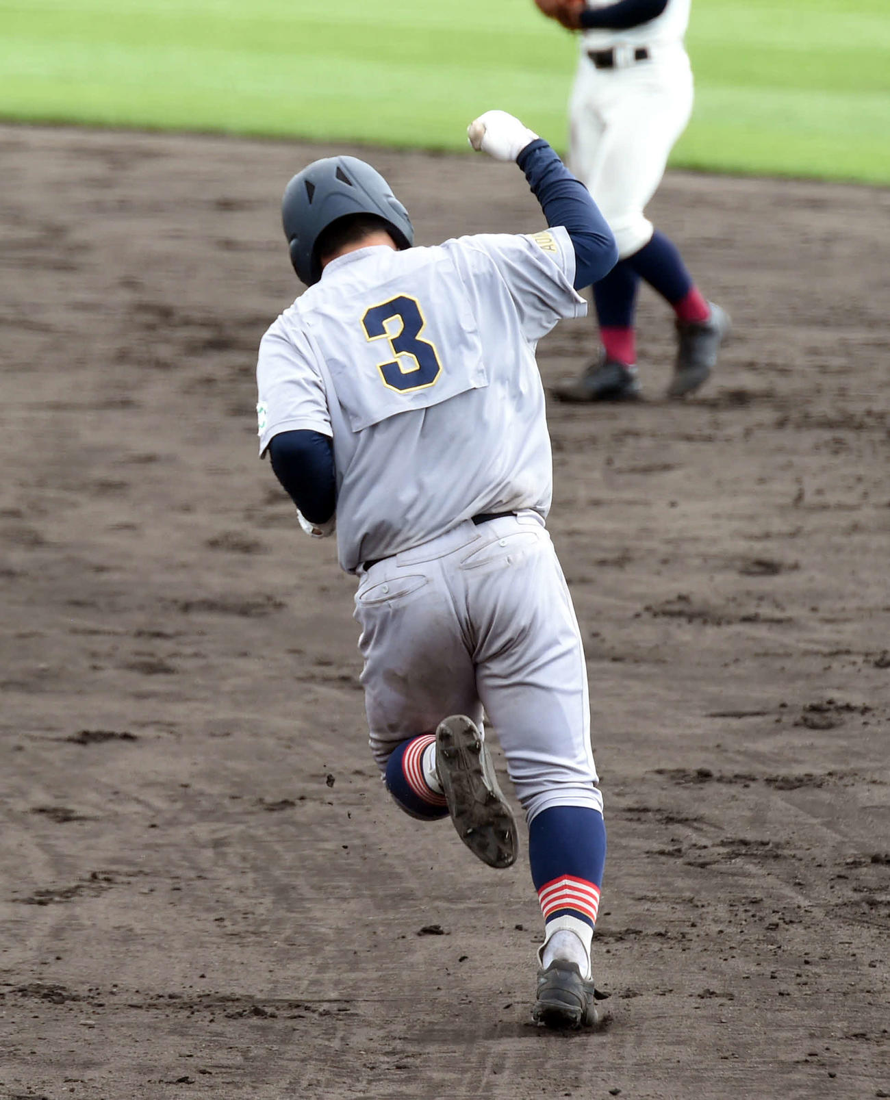 八戸学院光星対青森山田　7回裏青森山田無死、左越えに勝ち越し本塁打を放ち、ガッツポーズする平野（撮影・相沢孔志）