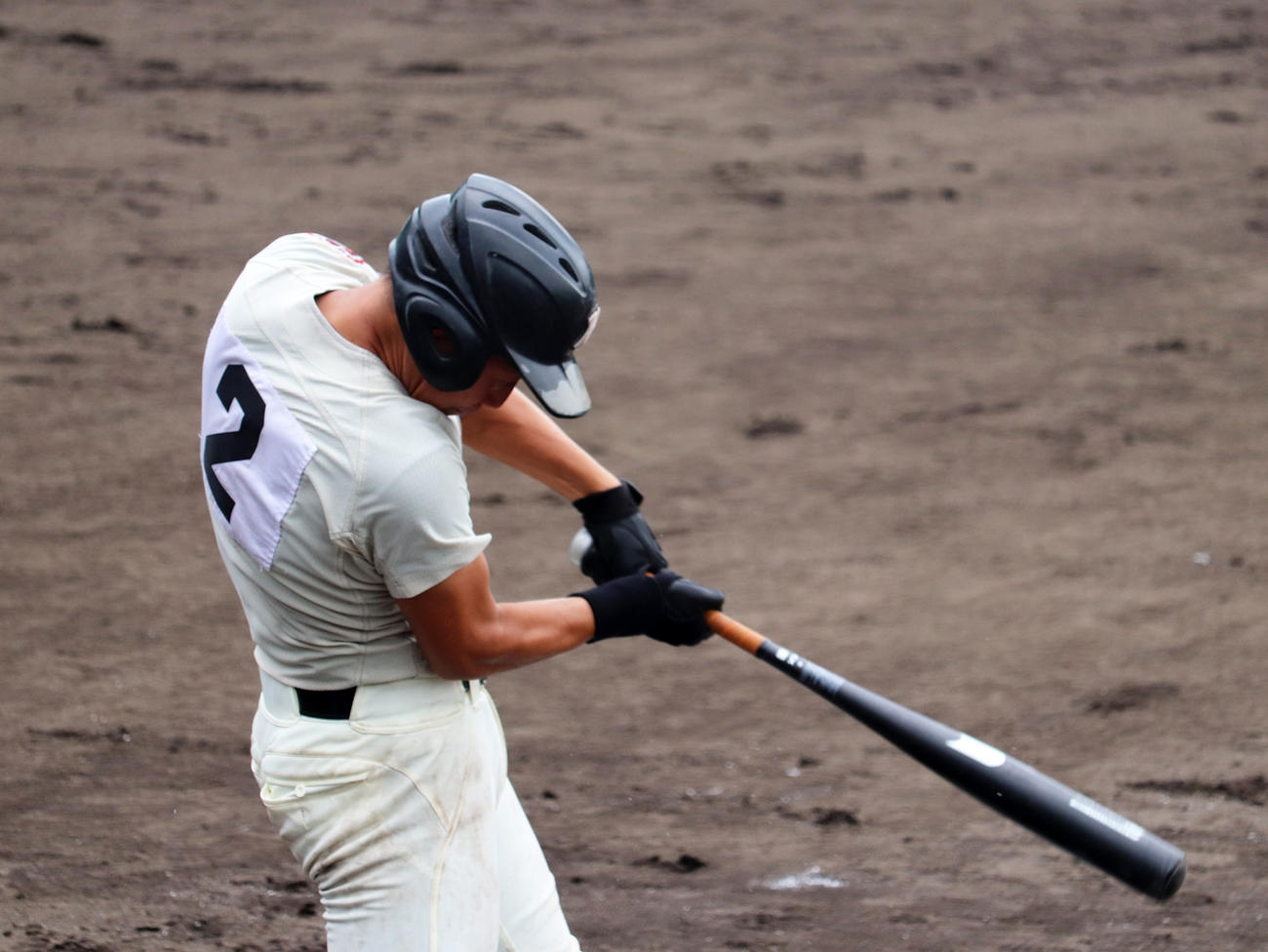 奈良北戦の7回、一条の岸上夏樹斗は適時三塁打を放つ（撮影・関野真佑）