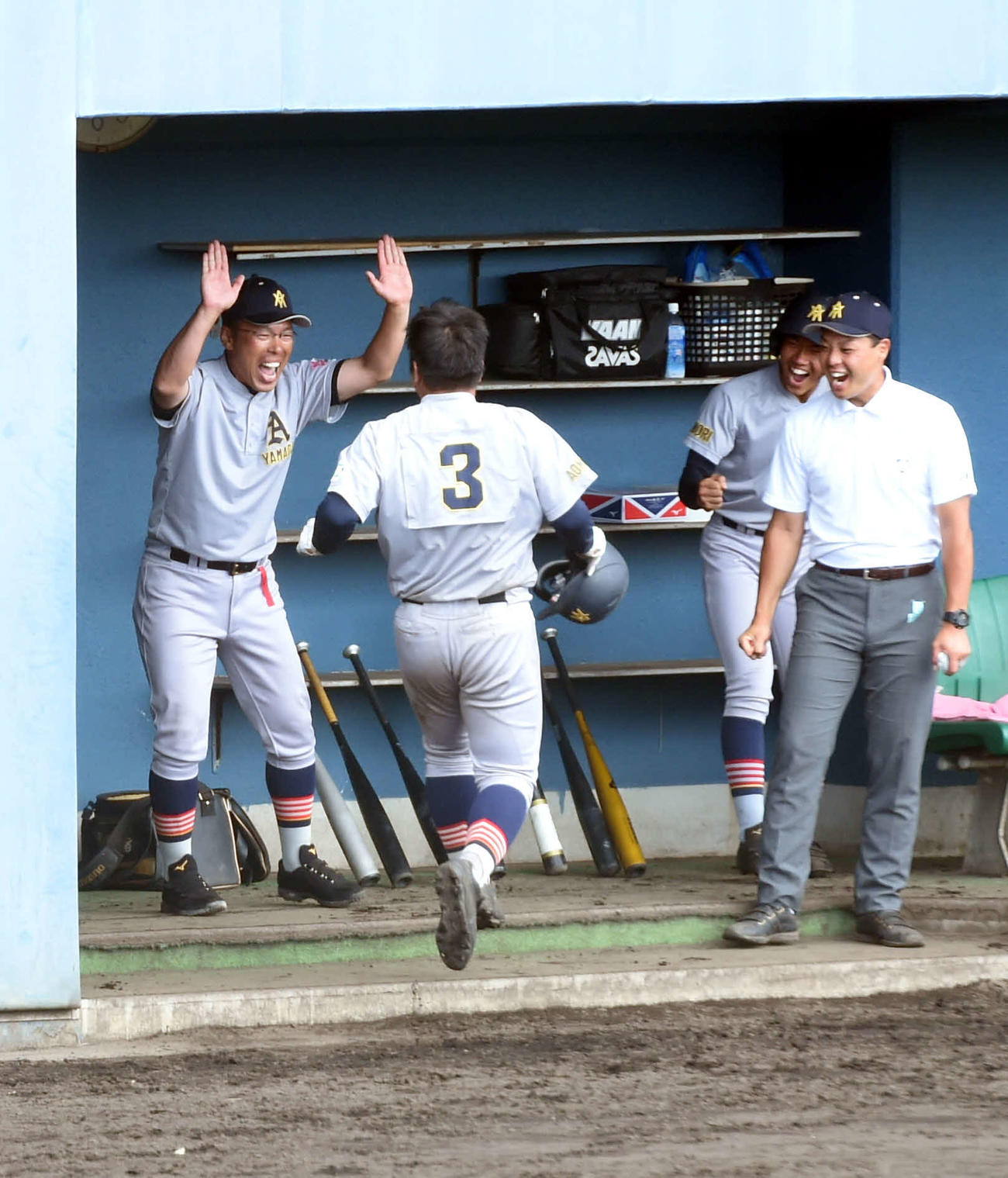 八戸学院光星対青森山田　7回裏青森山田無死、左越えに勝ち越し本塁打を放った平野（背番号3）を笑顔で迎える兜森監督（左）（撮影・相沢孔志）