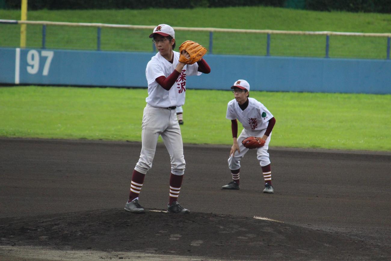 深沢対成城学園　先発の兄、都沢健介（手前）と遊撃に入った弟の康介（撮影・玉置肇）