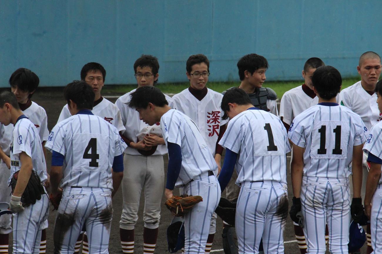 深沢対成城学園　試合後並んで整列する深沢・都沢健介（奥左から3人目）と康介（その右隣）（撮影・玉置肇）