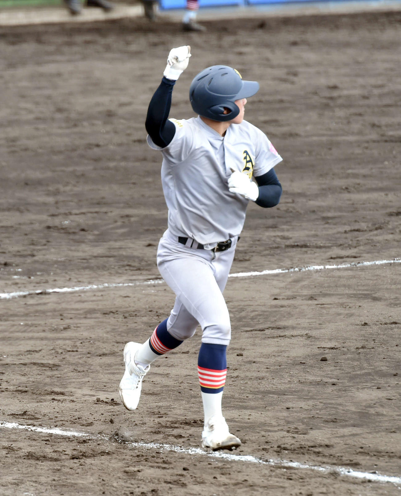 八戸学院光星対青森山田　7回裏青森山田無死、左越えに本塁打を放ち、右腕を突き上げた小牟田（撮影・相沢孔志）