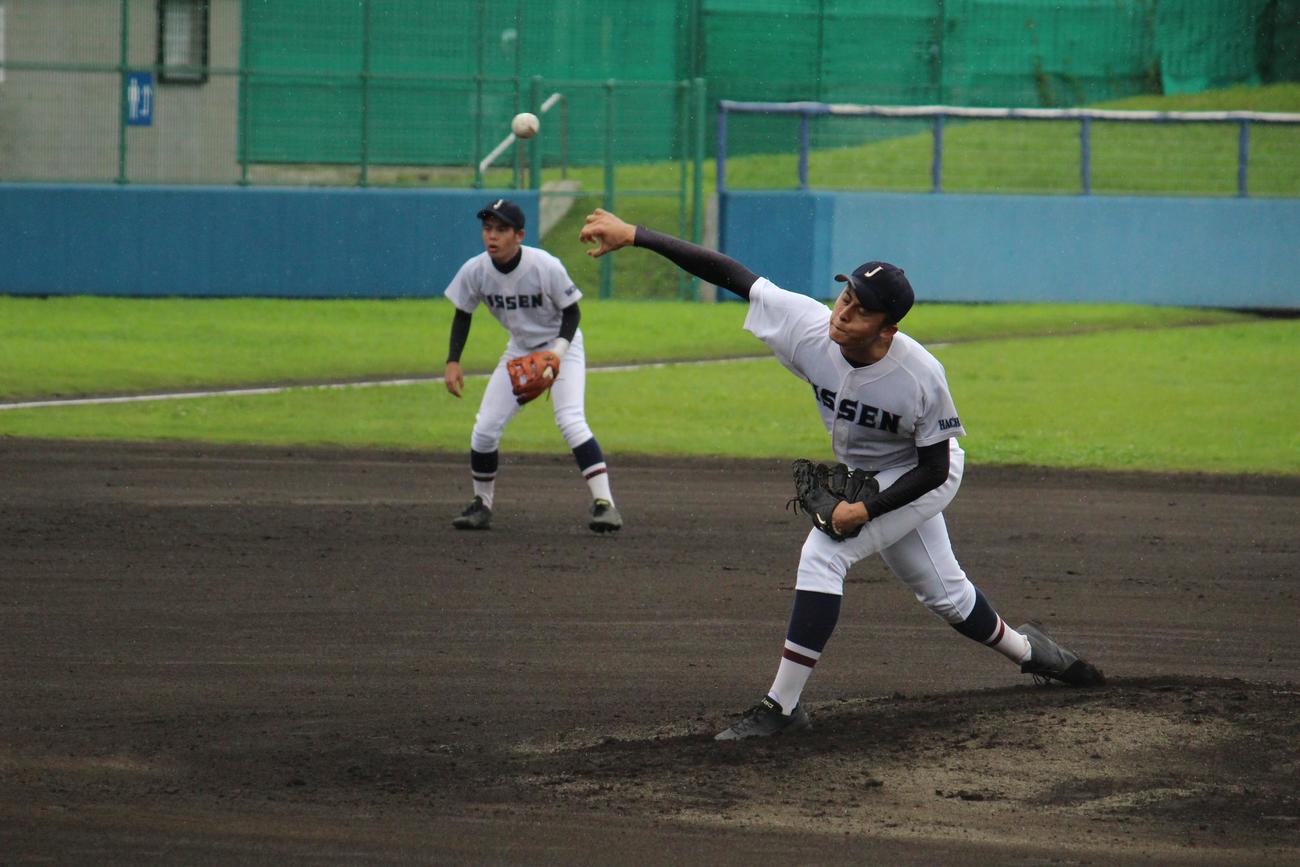八王子実践対早実　力投する八王子実践・後藤