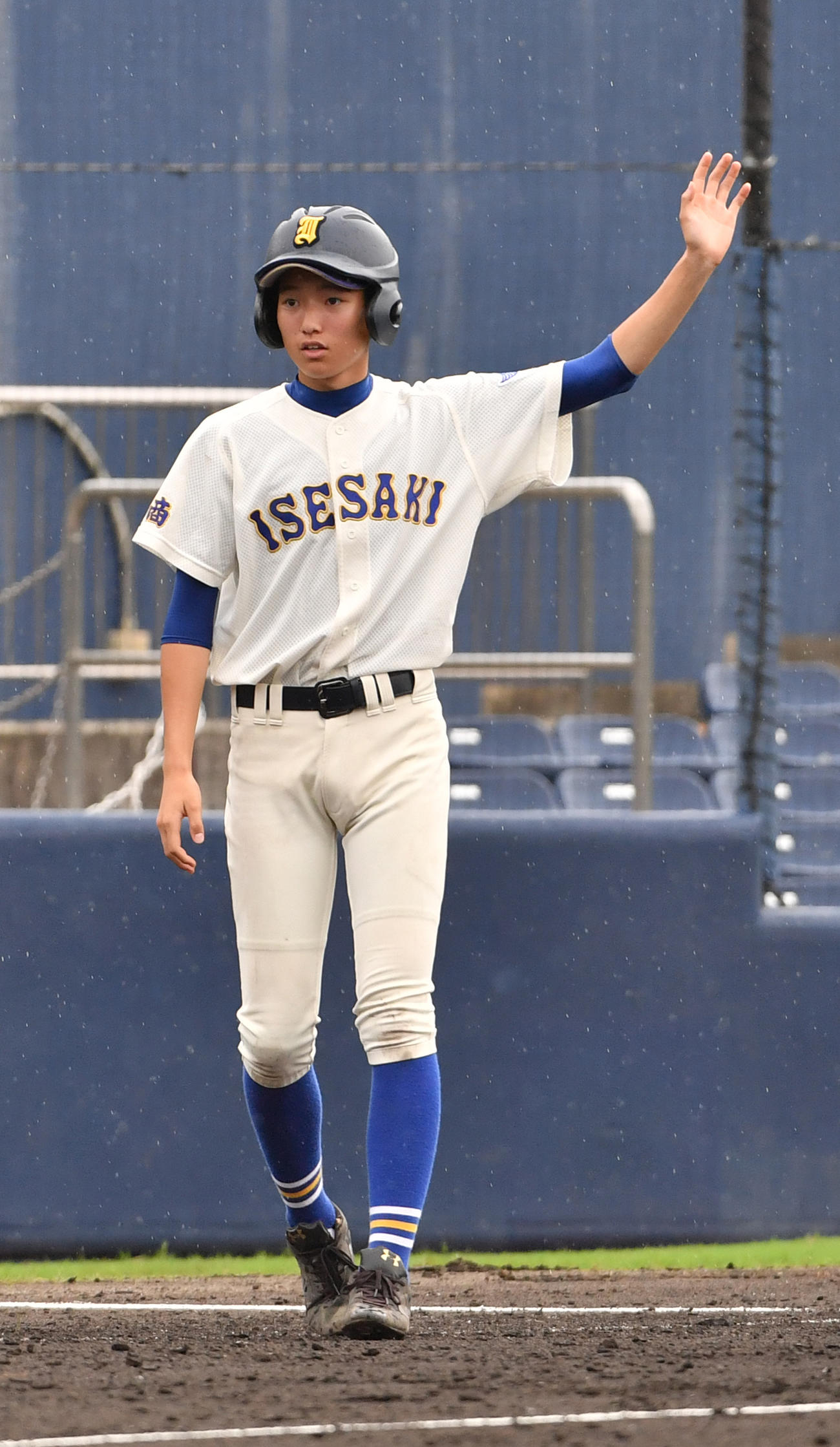 伊勢崎商対新田暁　三塁コーチャーの伊勢崎商・矢内（撮影・柴田隆二）