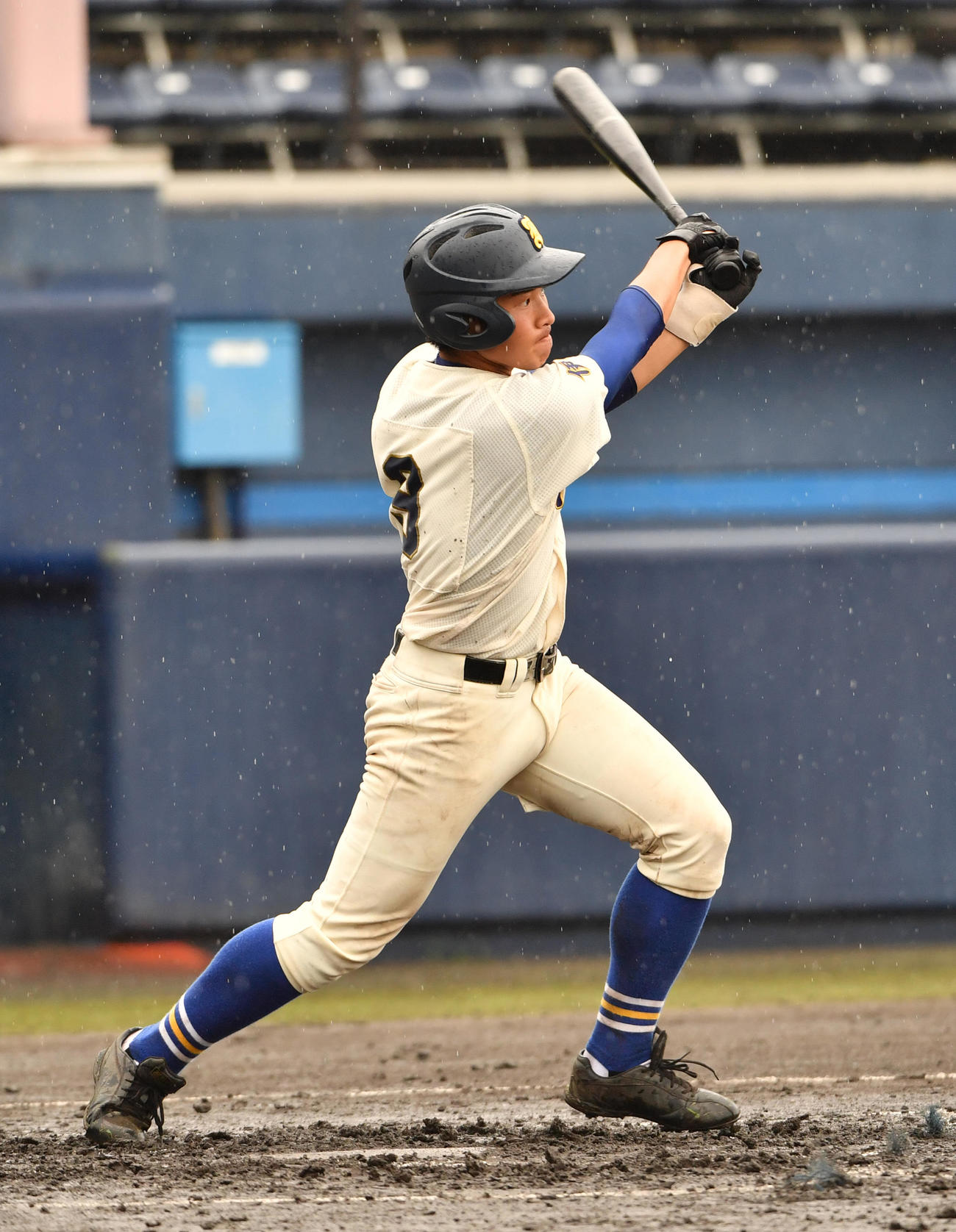 伊勢崎商対新田暁　8回裏伊勢崎商1死二塁、小池は左前に適時二塁打を放つ（撮影・柴田隆二）