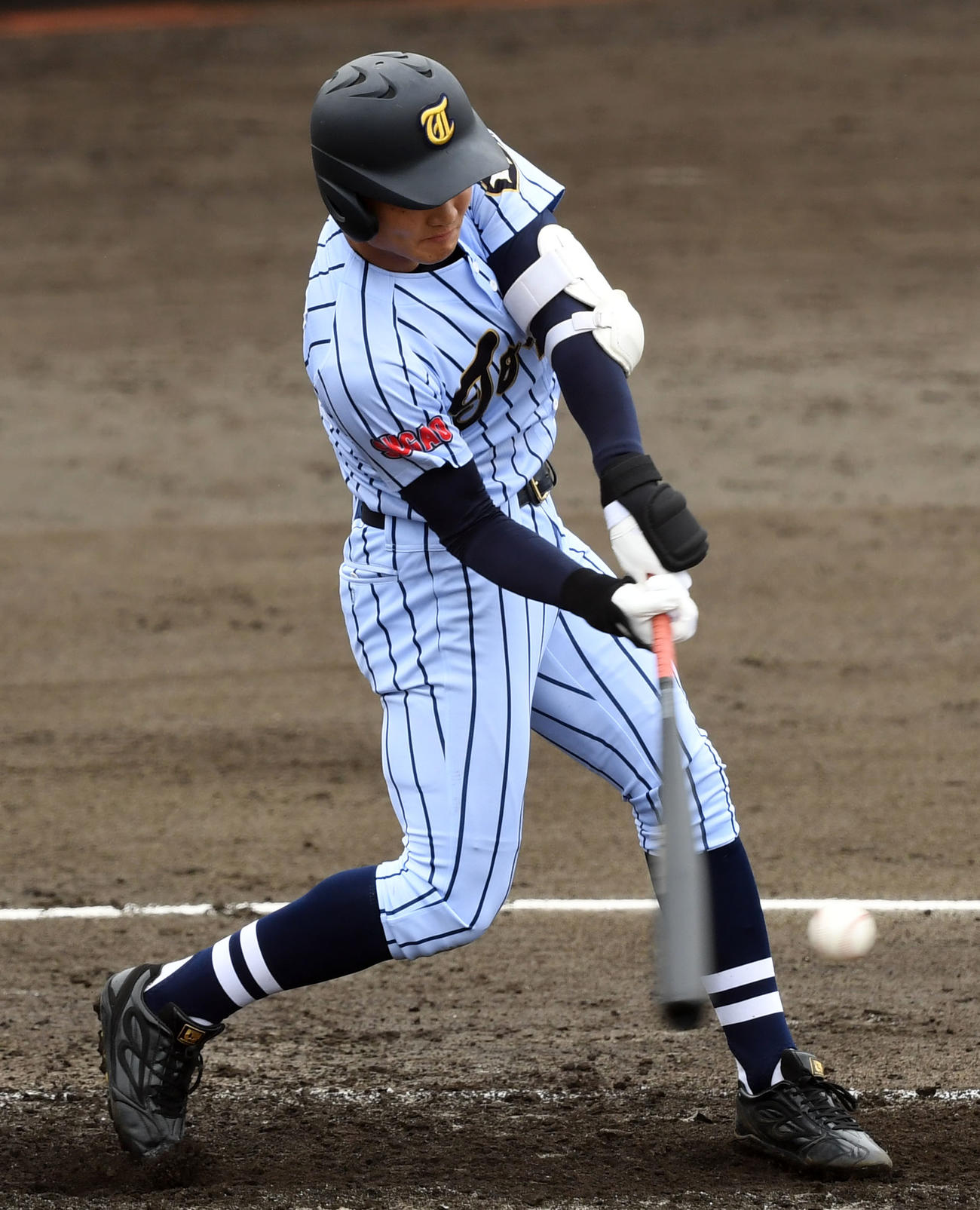 駒場学園対東海大菅生　3回裏東海大菅生無死二塁、中前適時打を放つ杉崎（撮影・横山健太）