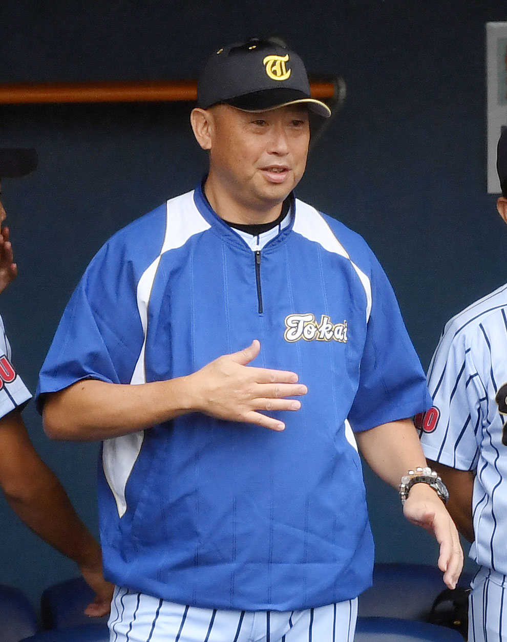 駒場学園対東海大菅生　ベンチから指示を出す東海大菅生・若林監督（撮影・横山健太）