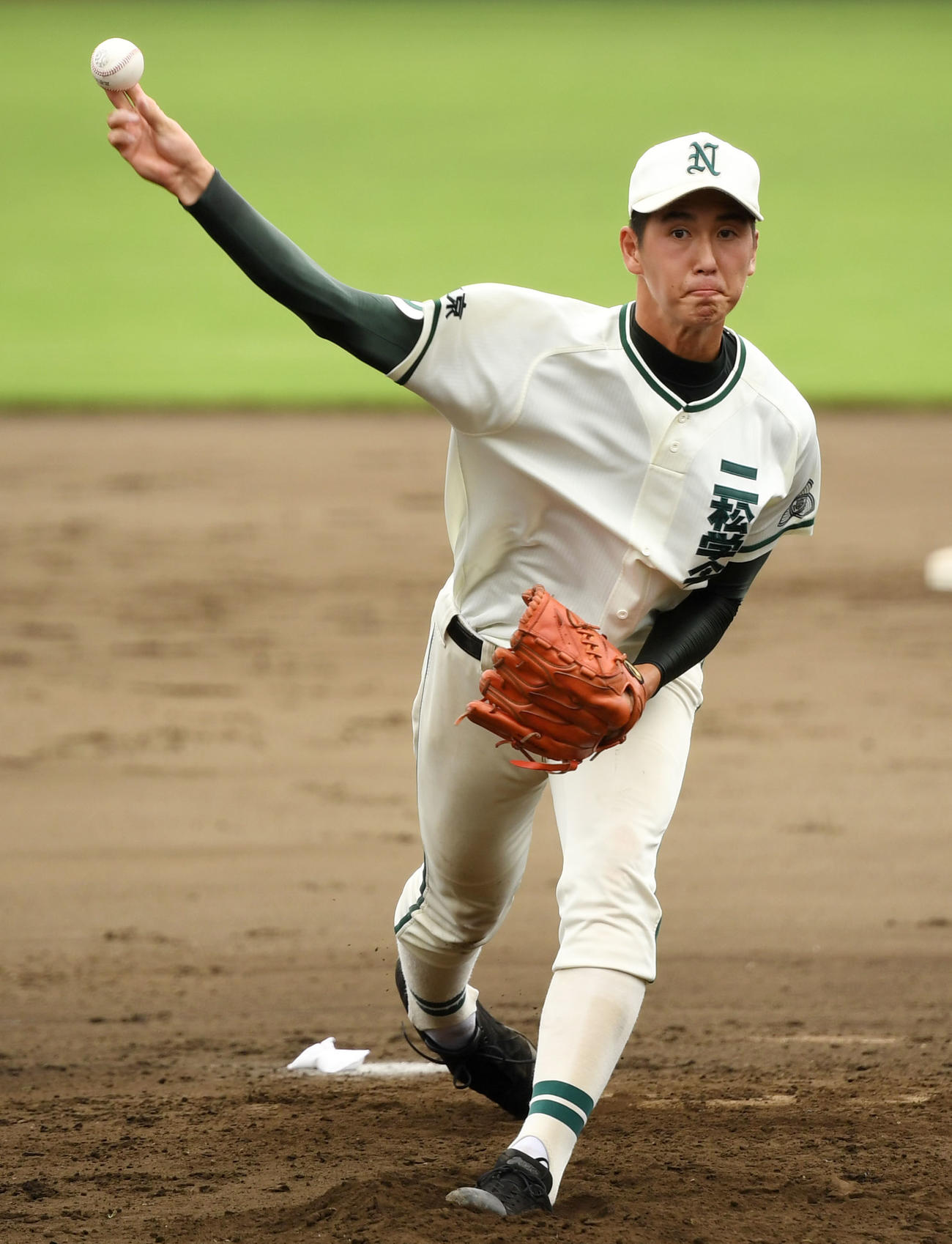 東京成徳大高対二松学舎大付　力投する二松学舎大付先発の秋広（撮影・横山健太）
