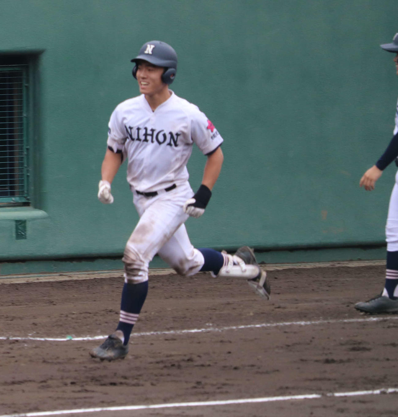 日大一対日大豊山　8回裏日大豊山2死一、二塁、右翼へ3点本塁打を放ち、笑顔で三塁を回る日大豊山・高野陽太郎捕手（撮影・湯本勝大）