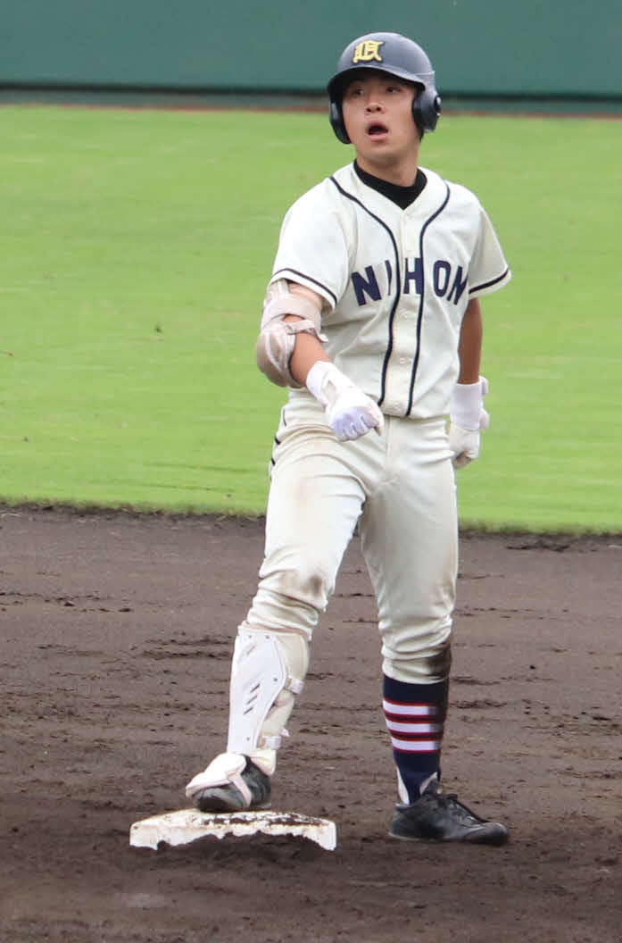 日大一対日大豊山　7回表日大一2死二塁、左中間へ適時二塁打を放ち、ガッツポーズをする日大一・早川（撮影・湯本勝大）