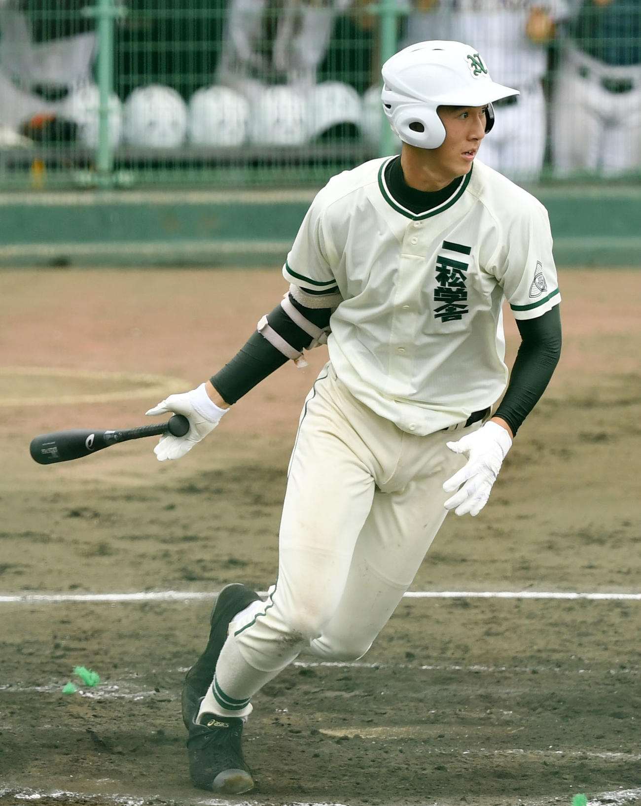 東京成徳大高対二松学舎大付　3回裏二松学舎大付無死、右中間へ二塁打を放つ秋広（撮影・横山健太）