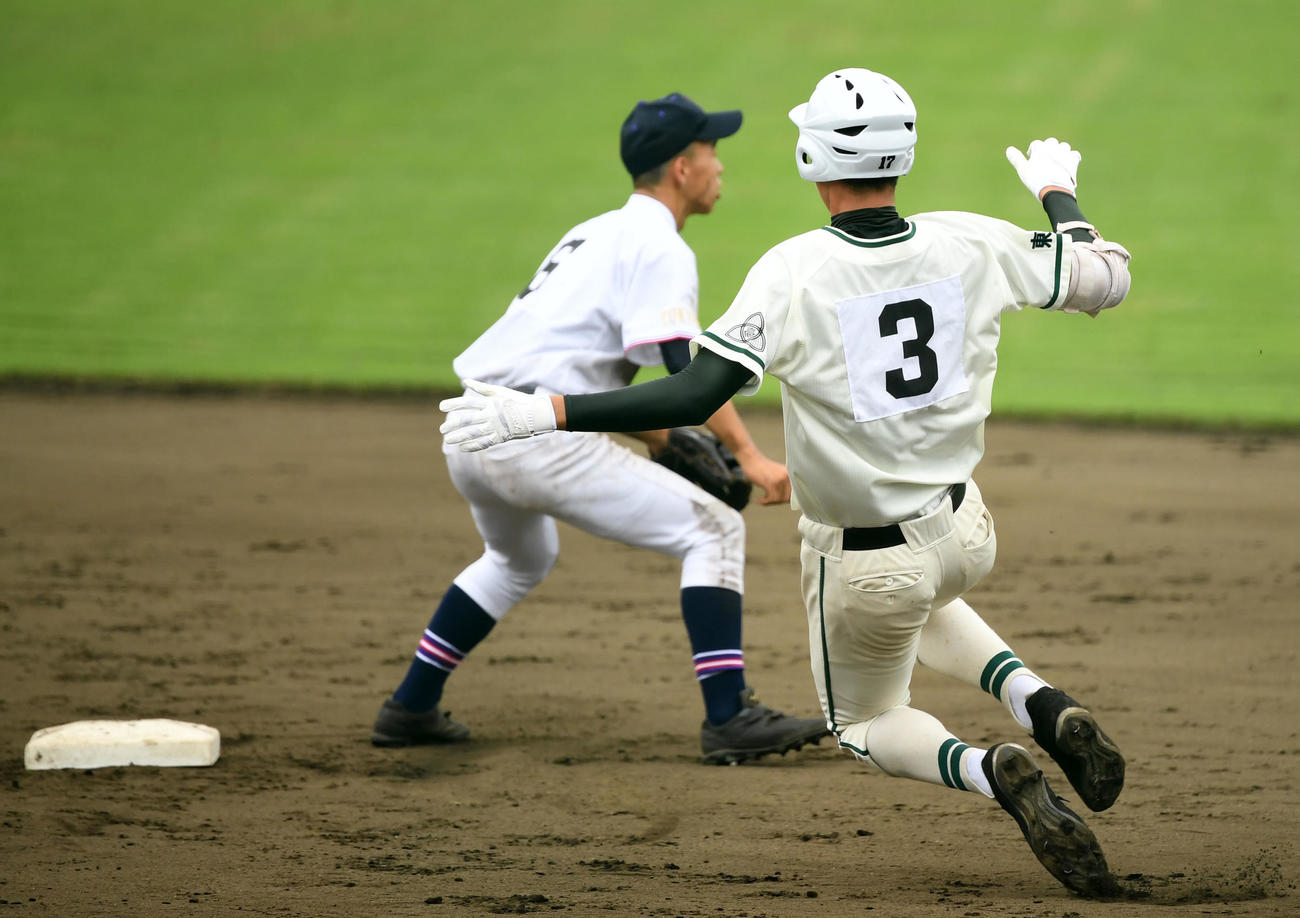 東京成徳大高対二松学舎大付　3回裏二松学舎大付無死、右中間への二塁打を放ちスライディングする秋広（撮影・横山健太）