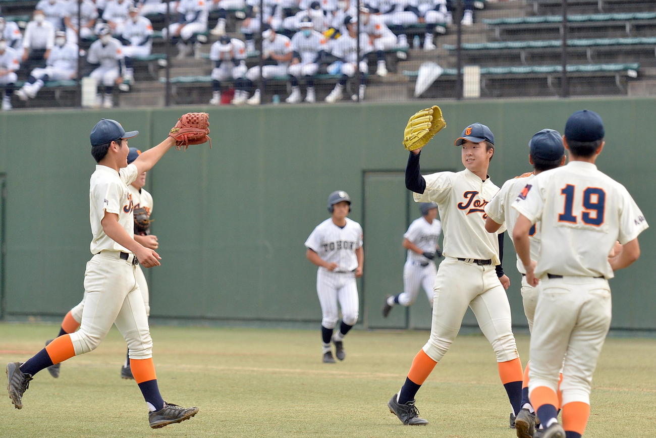 東北対東陵　4強入りを決めてハイタッチで仲間と喜ぶ東陵・佐藤柳（中央）（撮影・鎌田直秀）